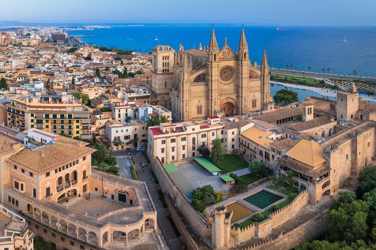 Spanish holiday hotspot cracks down on tourist rentals ahead of boat party ban Spanish holiday hotspot cracks down on tourist rentals ahead of boat party ban